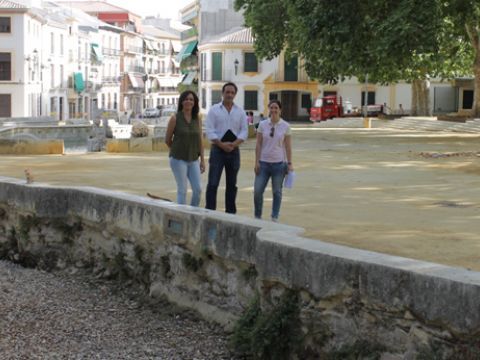 Ceballos, Ibáñez y Casanueva, esta mañana junto a la Fuente de la Salud. (Foto: R. Cobo)