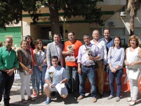 Autoridades, organizador y ganadores del concurso de la calabaza de mayor peso. (Foto: R. Cobo)