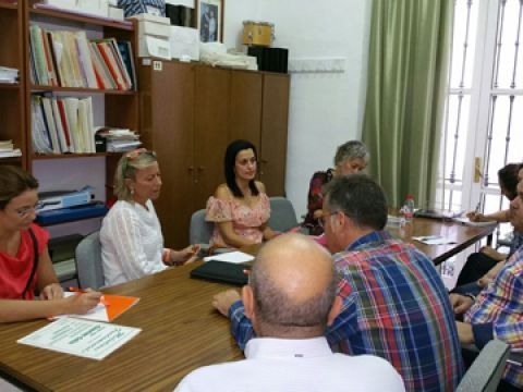 Albás con miembros de Ciudadanos Priego e integrantes de la comunidad educativa del conservatorio. (Foto: Cedida)