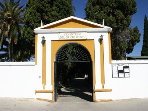 Acceso al cementerio municipal de Priego. (Foto: R. C obo)
