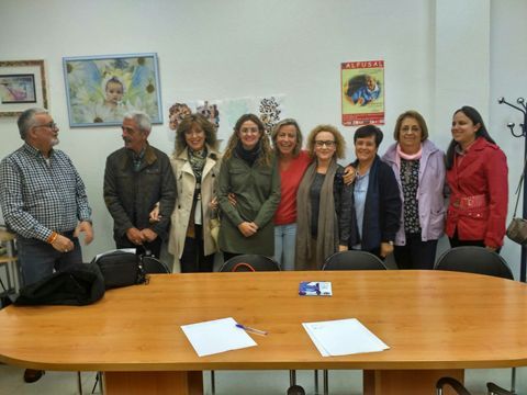 Albás, en el centro, junto a integrantes de Ciudadanos Priego y de la asociación Alfusal. (Foto: Cedida)