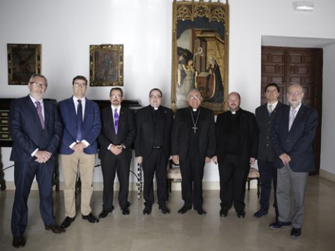 El Obispo junto a integrantes de la delegación prieguense desplazada ayer hasta la capital cordobesa. (Foto: Cedida)