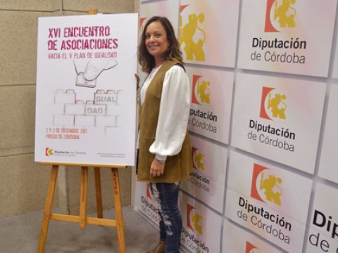 Ana María Guijarro junto al cartel anunciador del encuentro. (Foto: Cedida)