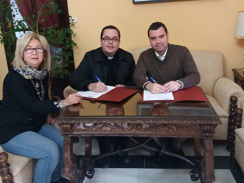 Mármol y Arroyo suscriben el convenio en presencia de la Secretaria del Consistorio. (Foto: Cedida)