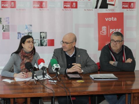 Román, Carmona y Musachs, ayer en la sede del PSOE prieguense. (Foto: R. Cobo)