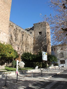 Fachada principal del Castillo con la torre 3 al fondo. (Foto: R. Cobo)