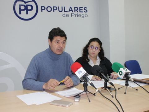 Luis Miguel Carrillo y Vanesa Serrano, ayer en la sede del PP: (Foto: R. Cobo)