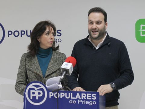 María Luisa Ceballos y Juan Ramón Valdivia, esta mañana en la sede del PP. (Foto: R. Cobo)