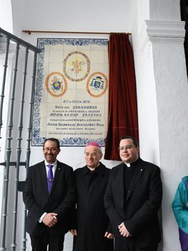 José Manuel Nieto, Renzo Fratini y Ángel Cristo Arroyo junto al azulejo inaugurado en el acceso a la parroquia. (Foto: Mariló Vigo)