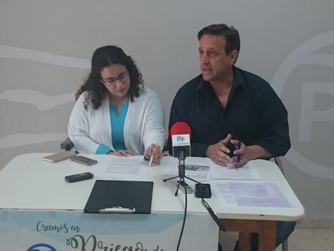 Vanessa Serrano y Javier Ibáñez en la rueda de prensa ofrecida hoy. (Foto: R. Cobo)