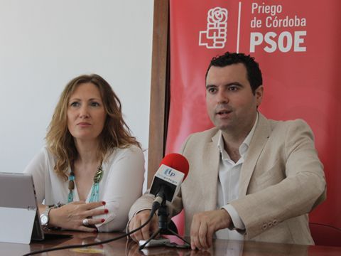 Ruiz y Mármol, esta mañana en la sede del PSOE de Priego. (Foto: R. Cobo)