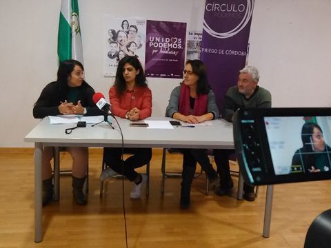 Integrantes de Círculo de Podemos Priego durante la rueda de prensa. (Foto: R. Cobo)