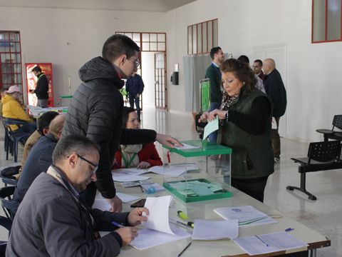 Una votante ejerce su derecho en la mesa instalada en la Estación de Autobuses. (Foto: R. Cobo)