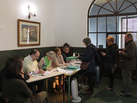 Votaciones a primera hora de la mañana en el Ayuntamiento. (Foto: R. Cobo)