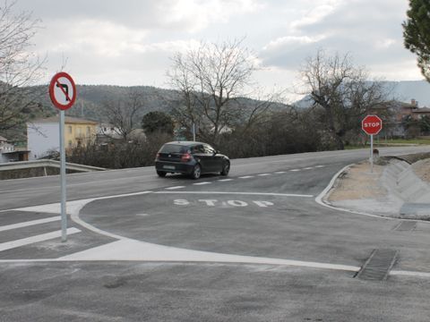 Nuevo acceso al polígono de La Vega, en el que se prohíbe el giro a la izquierda. (Foto: R. Cobo)