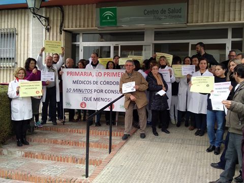 Imagen de la concentración celebrada este miércoles en las puertas del Centro de Salud de Priego. (Foto: R. Cobo)