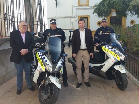 Musachs y Mármol, junto a las dos motos adquirias y agentes de la Policía Local. (Foto: Cedida)