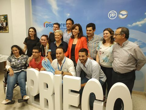 Los trece concejales electos del PP de Priego, ayer tras conocer los resultados. (Foto: L. Serrano)