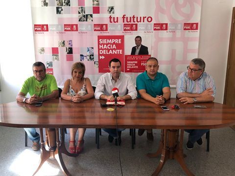 Asistentes a la rueda de prensa celebrada esta mañana en la sede del PSOE. (Foto: M.Á. Molina)
