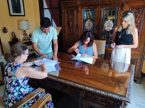 Firma del convenio con la representante de Lugarsur. (Foto: Cedida)