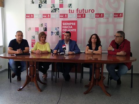 Onieva, Mantas, Mármol, Sánchez y Musachs, hoy en la sede del PSOE. (Foto: R.Cobo)