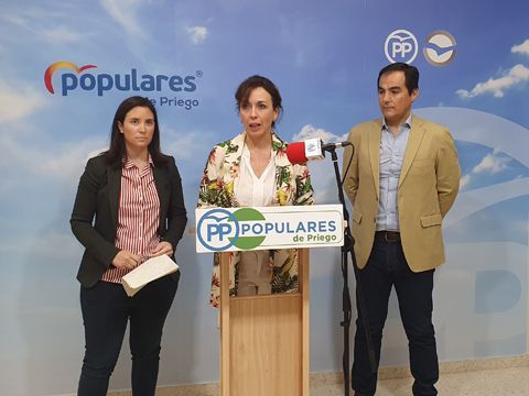 Casanueva, Ceballos y Nieto en la sede del PP. (Carmelo de Lara)