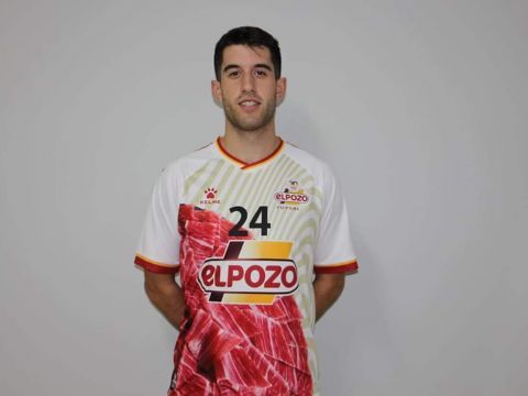 Ismael López posa con la elástica de su actual club, El Pozo Ciudad de Murcia. (Foto: Cedida)