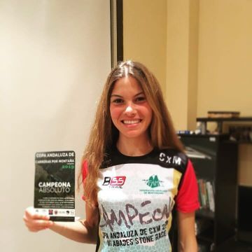 Patricia Pineda con el trofeo y la camiseta de campeona de la Copa Andaluza. (Foto: Cedida)