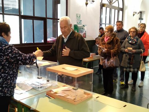Votantes en la mesa instalada en el Ayuntamiento a primeras horas de la mañana. (Foto: R. Cobo)