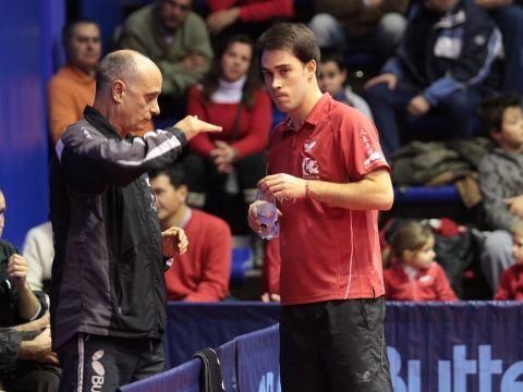 Luis Calvo da instrucciones a su hijo Alejandro en un partido de liga. (Foto: Cedida)