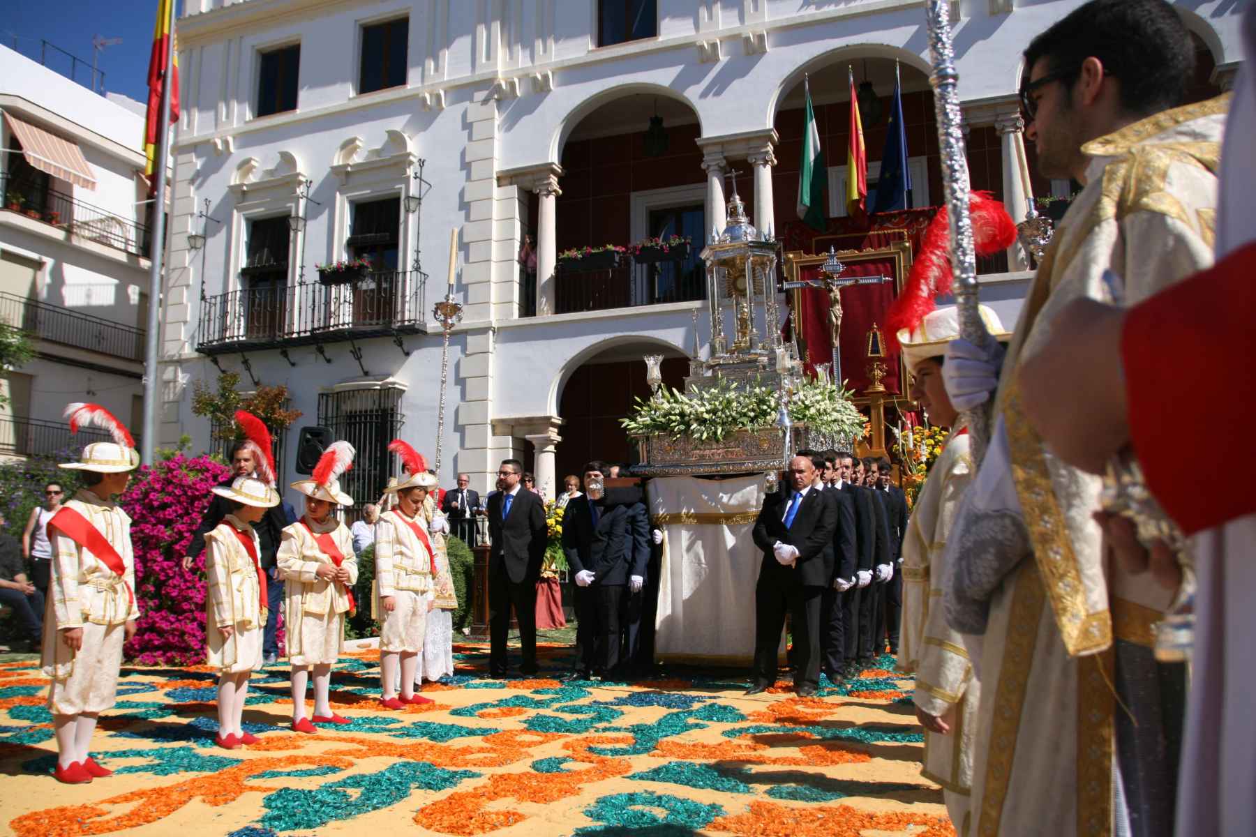 Custodia procesional frente al altar instalado en la plaza de la Constitución.