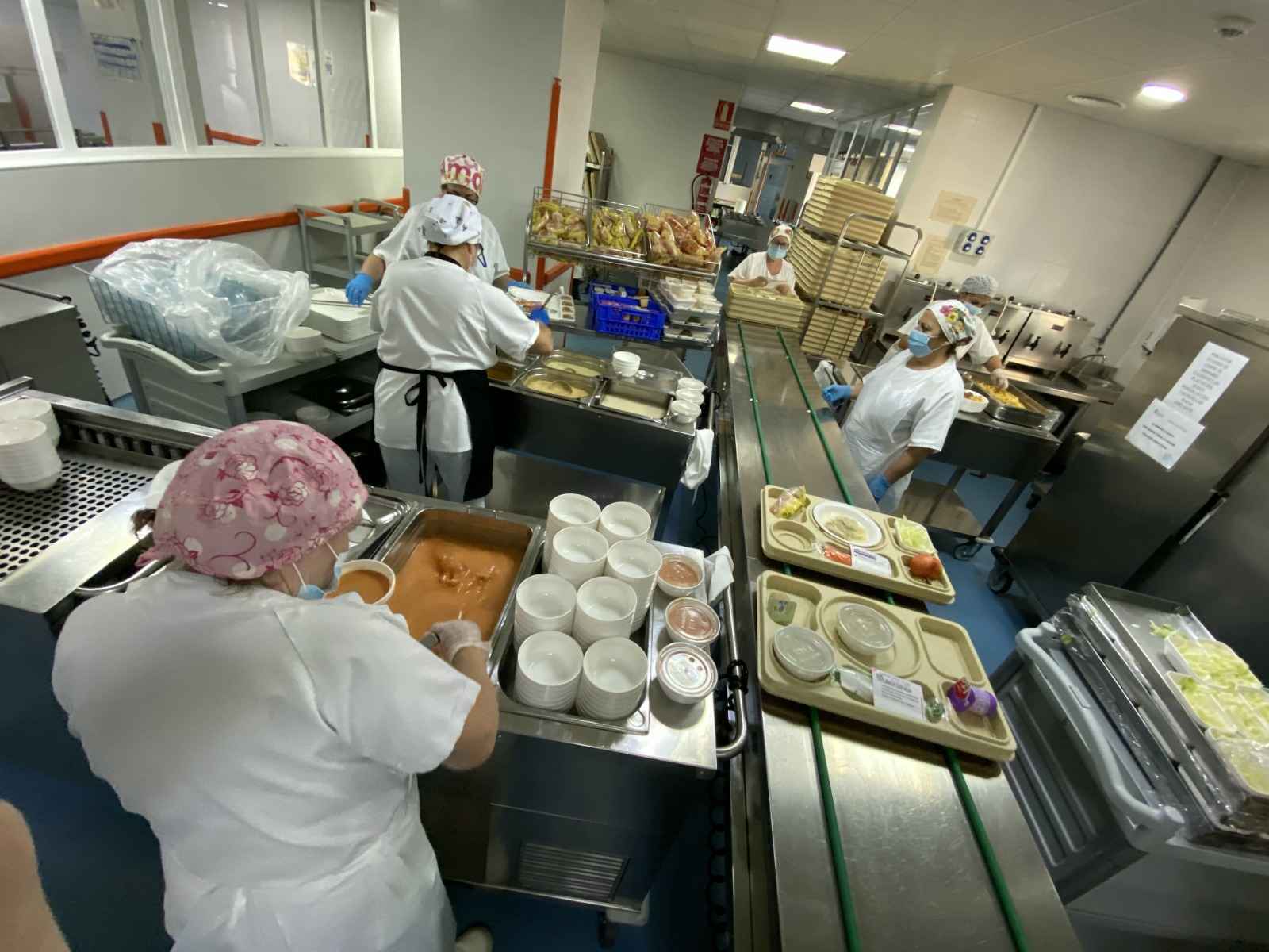 Instalaciones y personal de cocina del centro hospitalario.