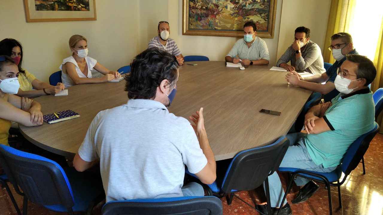 Participantes en la reunión celebrada en las dependencias del Ayuntamiento prieguense.