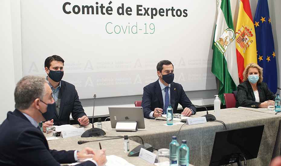 El presidente andaluz, Juanma Moreno, preside la reunión del comité de expertos en la pandemia.