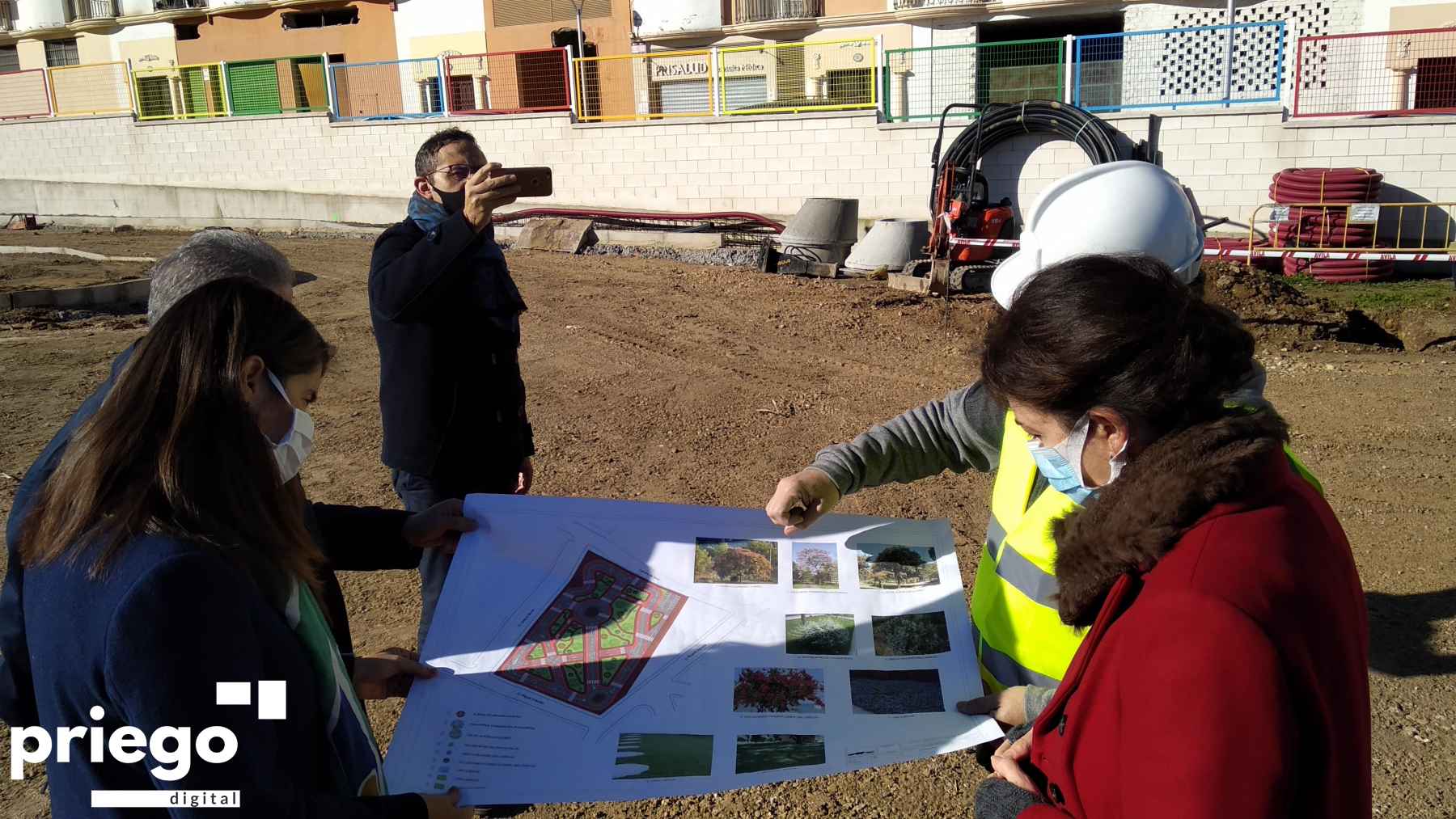 Cabello y Ceballos visualizan el plano del proyecto.