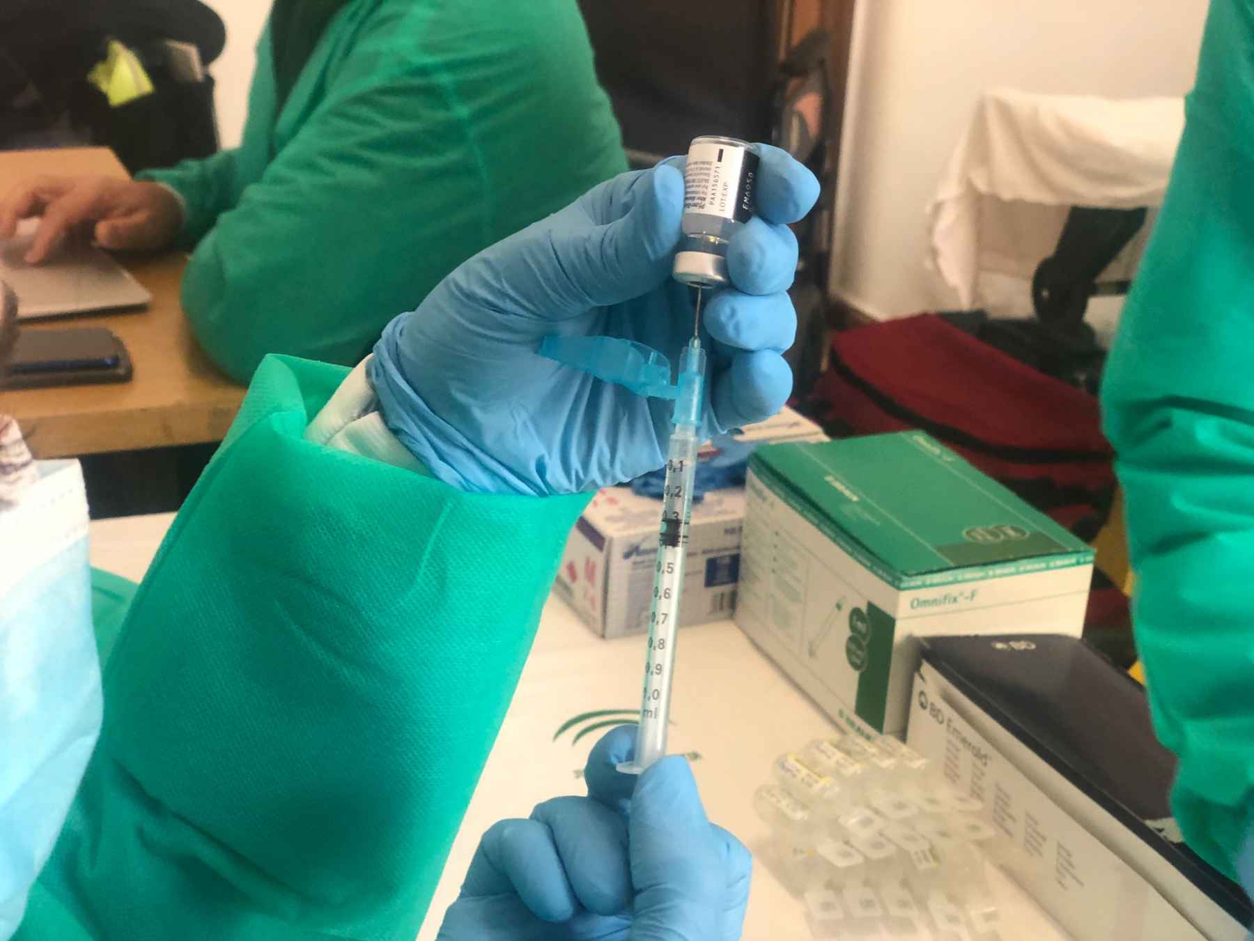 Preparación de una vacuna para ser inyectada.