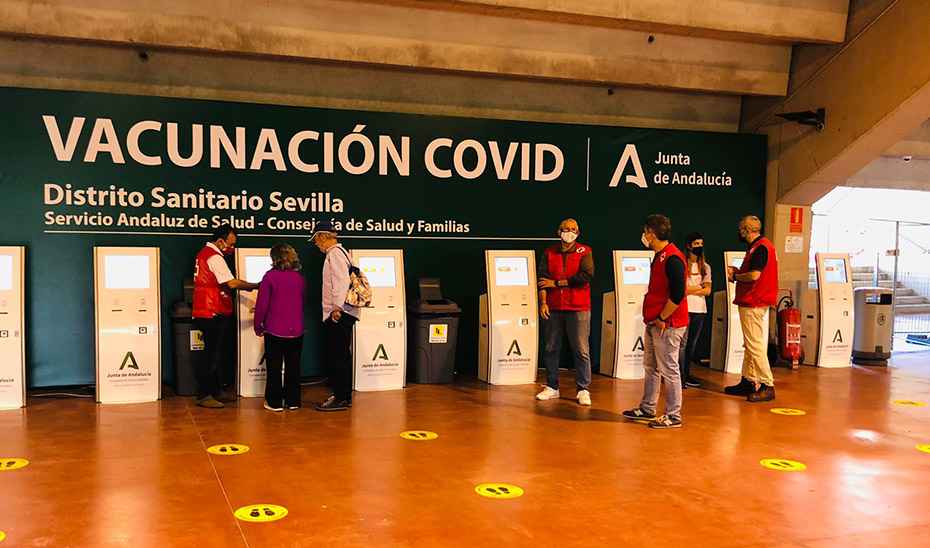 Organización en el acceso al dispositivo para la vacunación masiva instalado en el Estadio de la Cartuja de Sevilla.