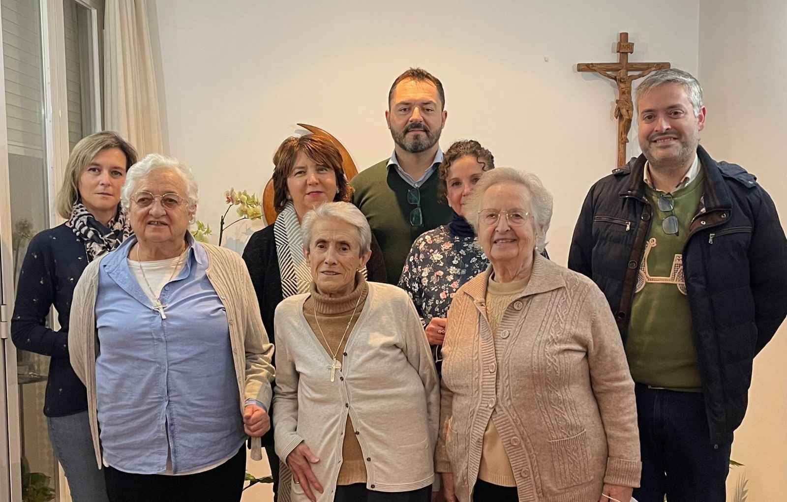 Religiosas del Sagrado Corazón junto a miembros de la Agrupación.