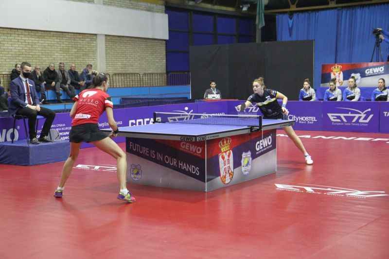 Imagen de uno de los encuentros disputados por el equipo femenino en Novi Sad (Serbia).