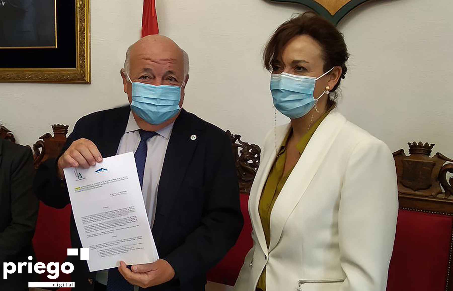 Aguirre, con el documento del protocolo de intenciones, y Ceballos.