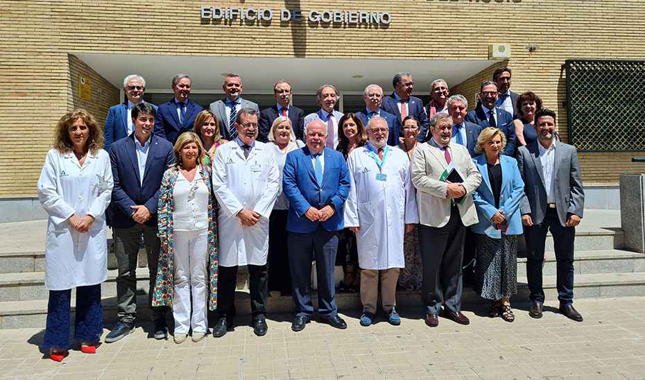 Jesús Aguirre, con los miembros del Comité de expertos, reunido este lunes en el Hospital Virgen del Rocío de Sevilla.