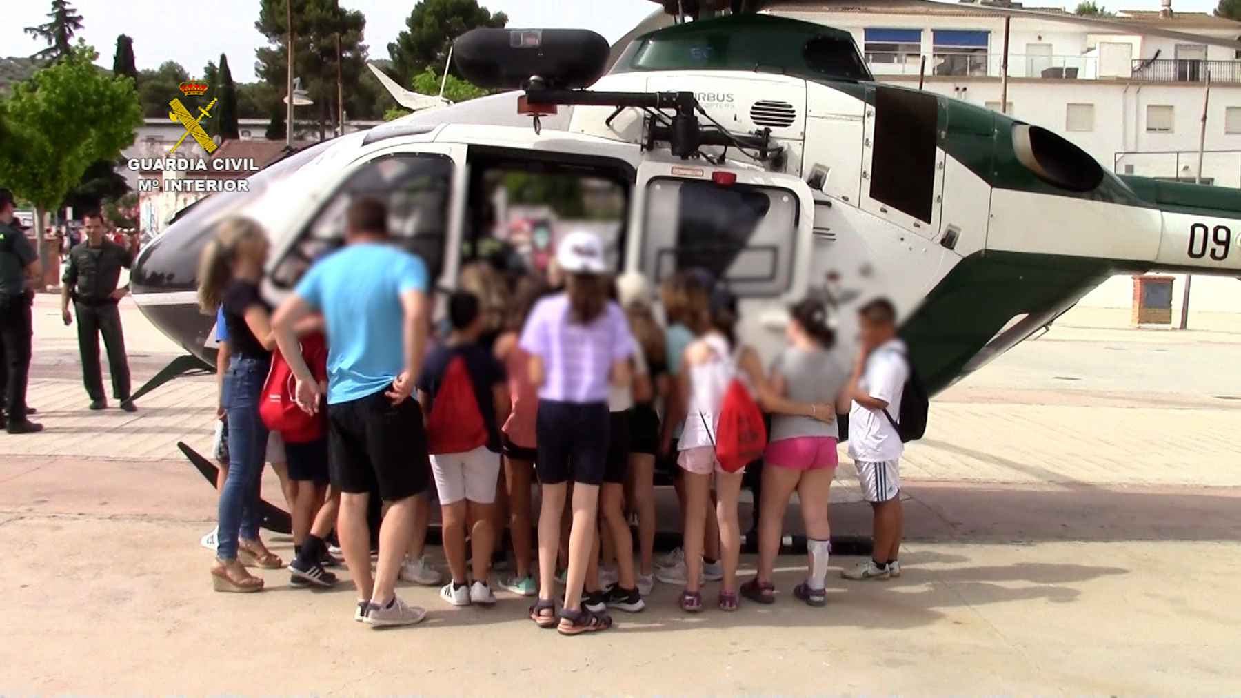 Escolares junto al helicóptero de la Guardia Civil.