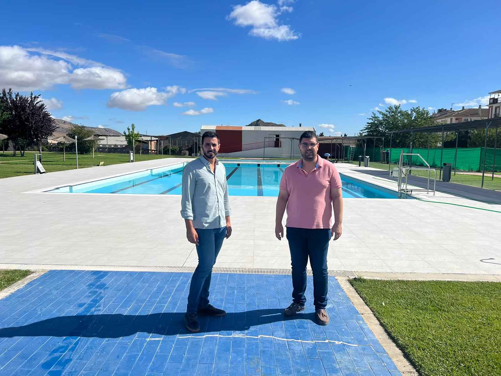 Sánchez y Guzmán en las instalaciones de la piscina municipal.