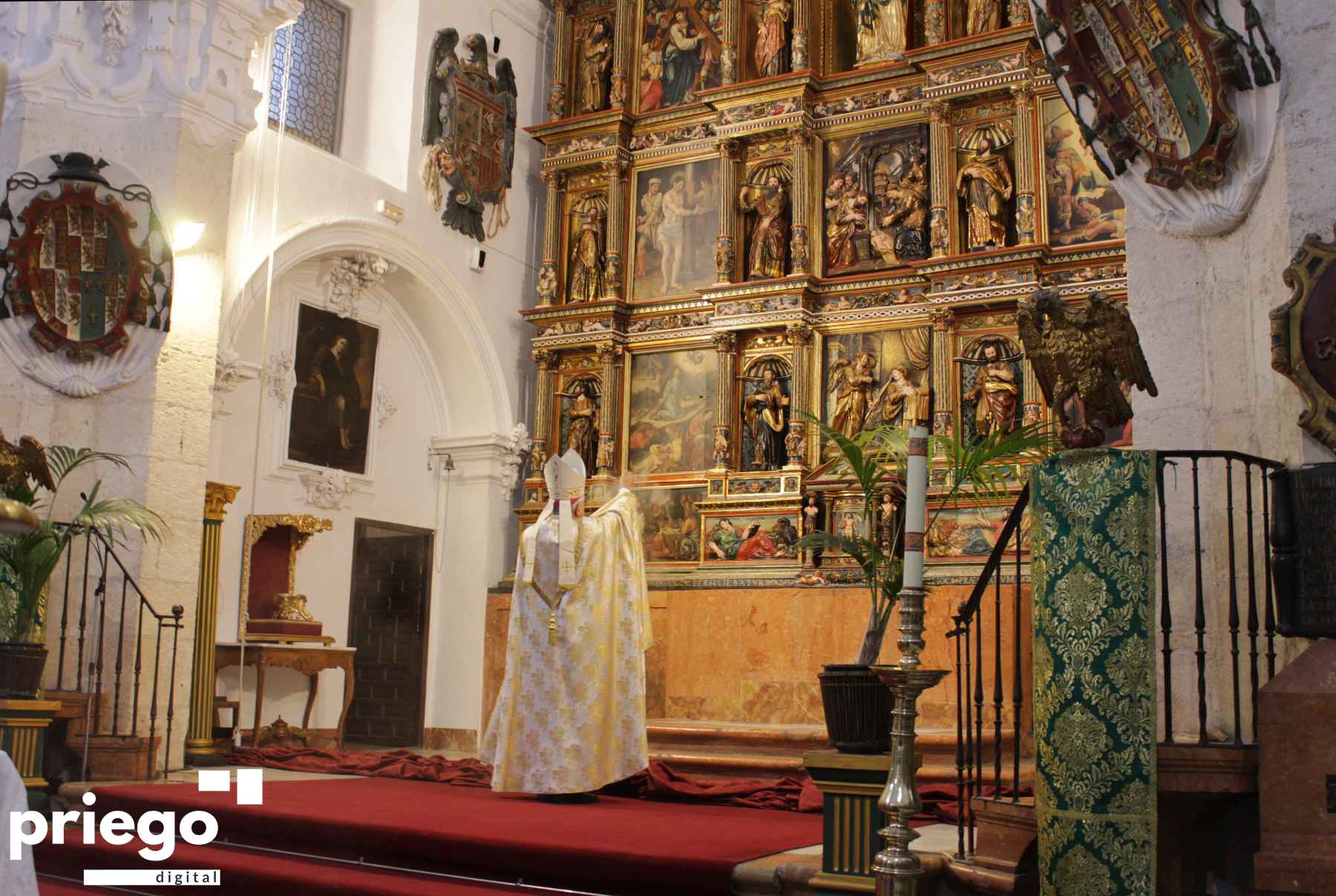 El Obispo de Córdoba inciensa el remozado retablo mayor.