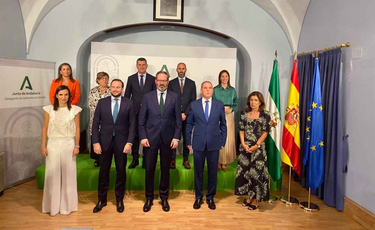Molina, en el centro, con los delegados territoriales de la Junta en Córdoba.