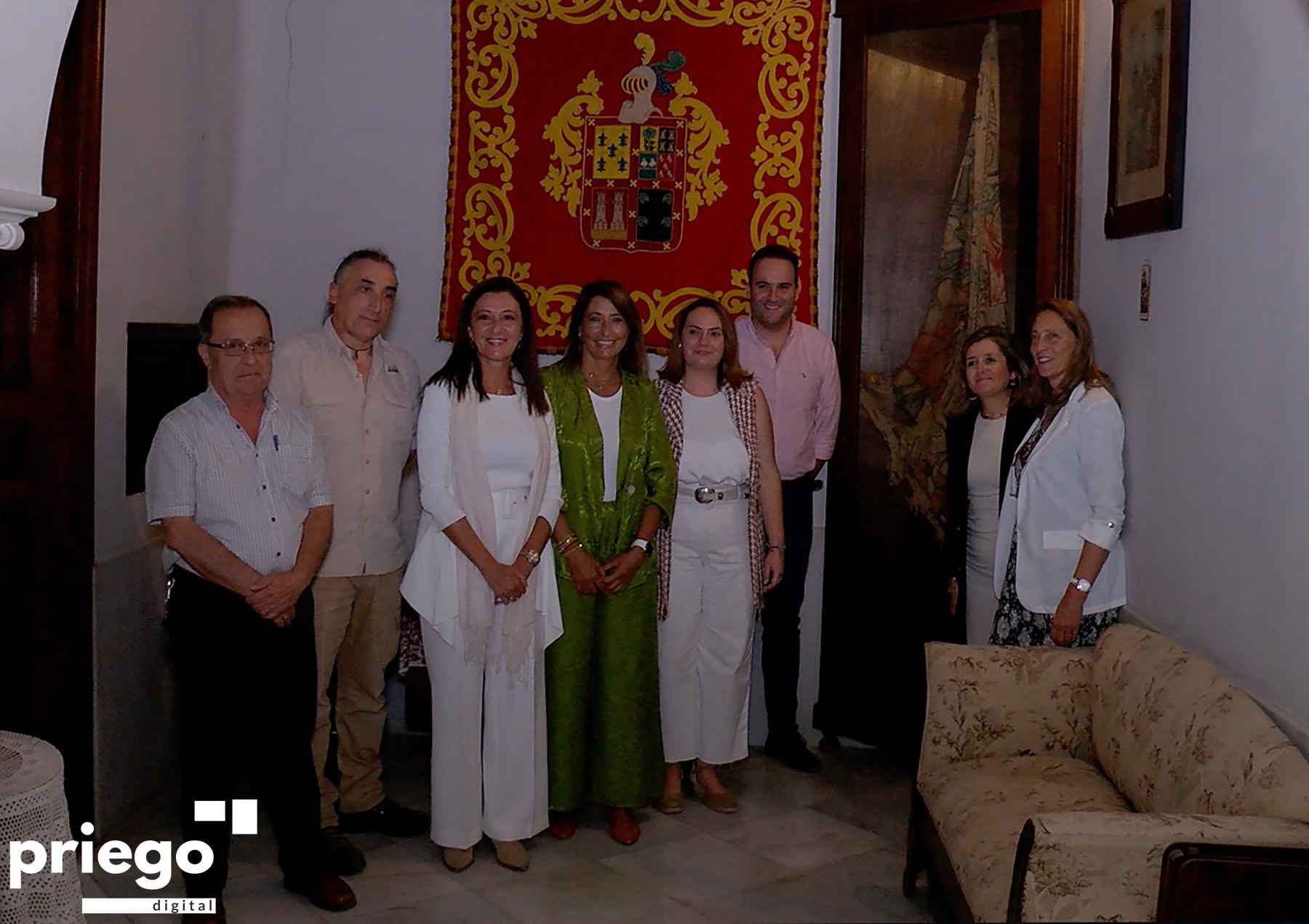 Autoridades y familia propietaria junto al Pendón de los Zamorano, expuesto en la vitrina de la derecha de la imagen.