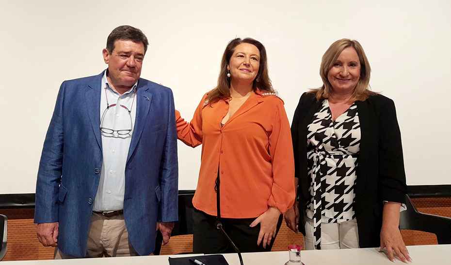 La consejera de Agricultura, Carmen Crespo, junto al viceconsejero de Agricultura, Vicente Pérez, y la secretaria general de Agricultura, Consolación Vera.