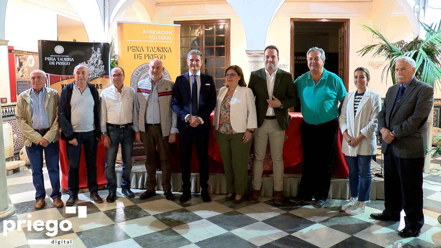 Integrantes de la junta directiva de la Peña, junto a Chiquilín, Ladis y autoridades políticas.