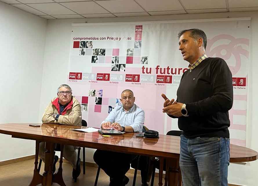 Rafael Aguilera, junto a Musachs y Onieva, durante su intervención en una reciente asamblea del PSOE prieguense.