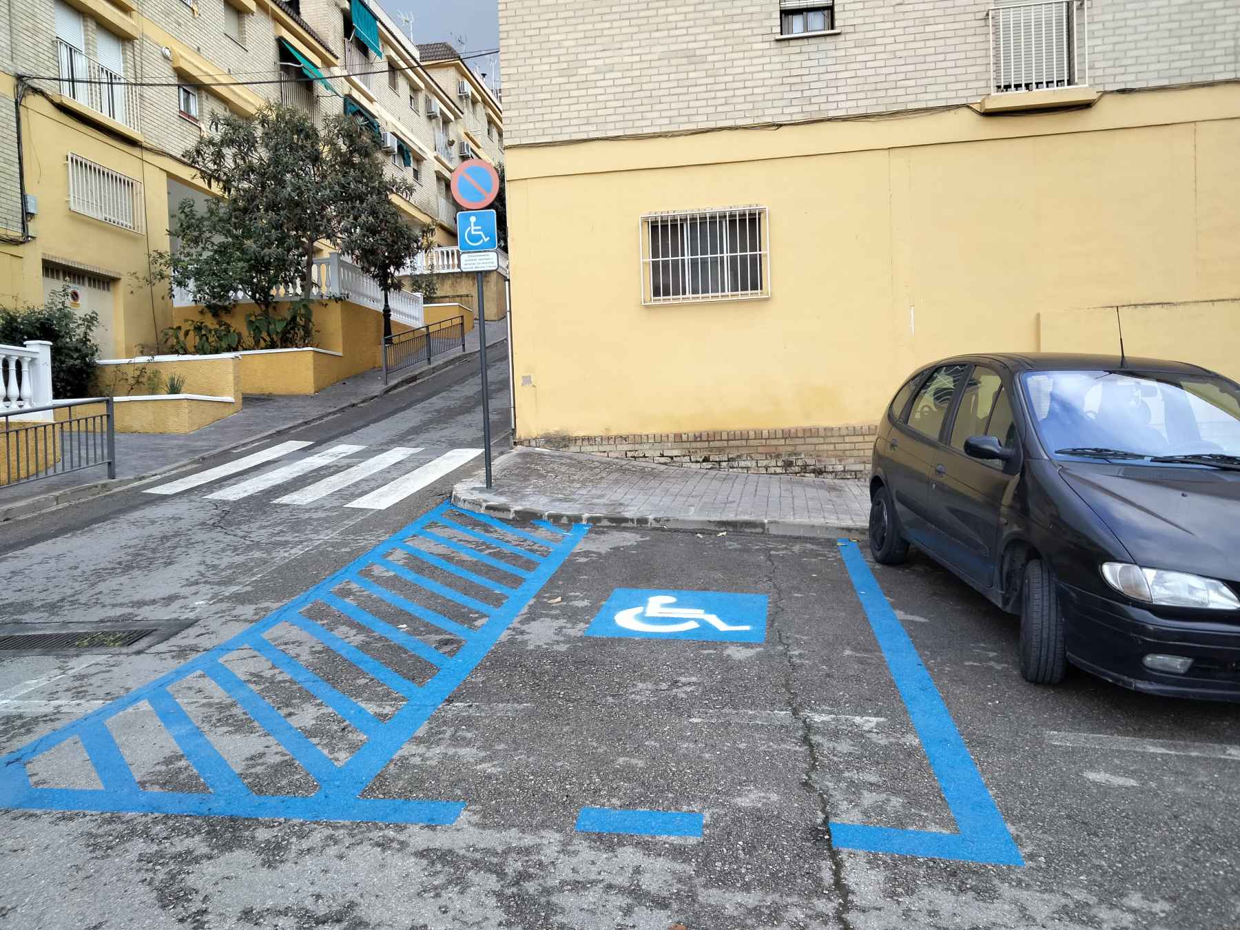Nuevo aparcamiento para personas con movilidad reducida.